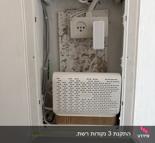ארון תקשורת עם ציוד סיבים אופטיים